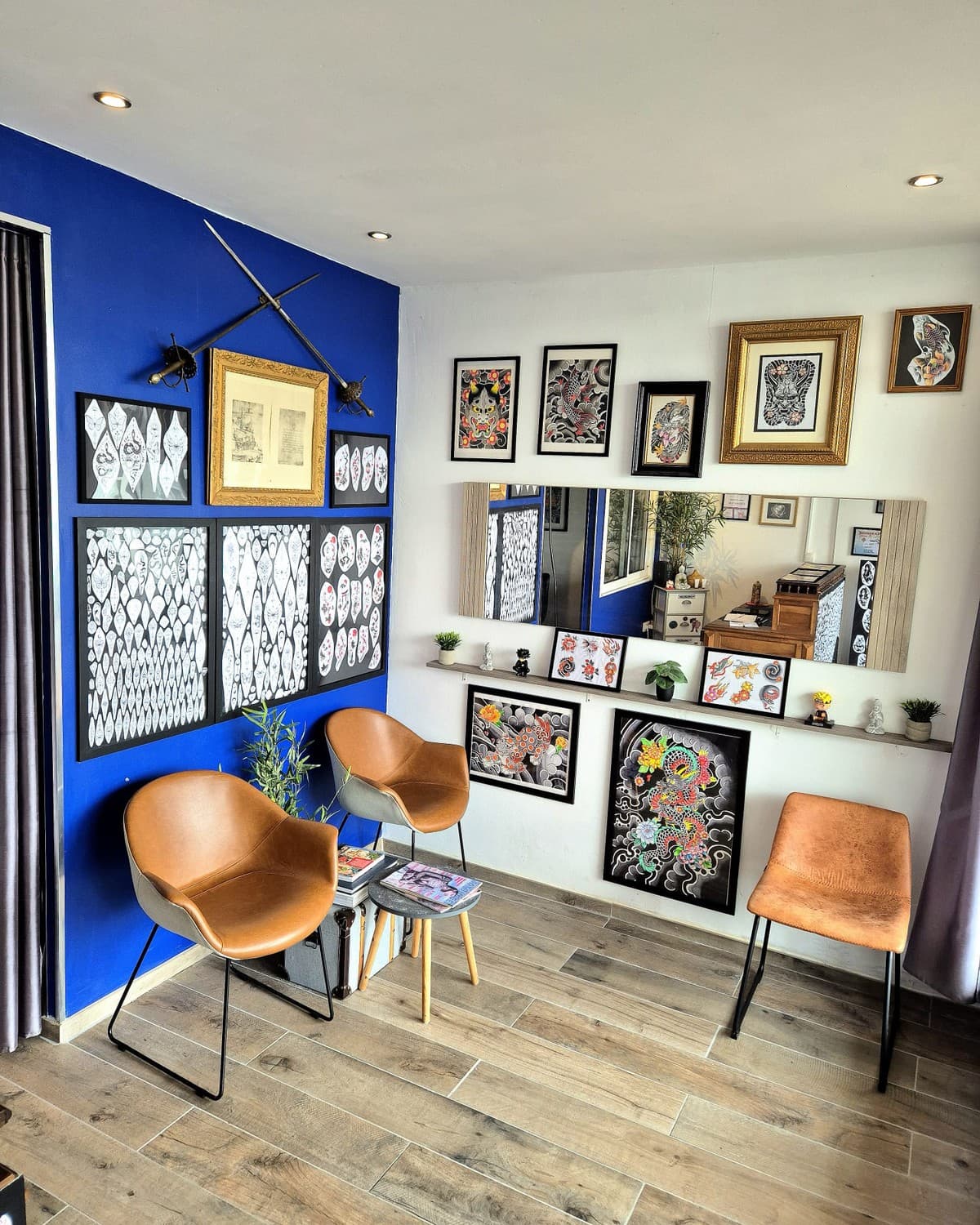Salle d'attente du salon de tatouage Barberousse, à Gruissan