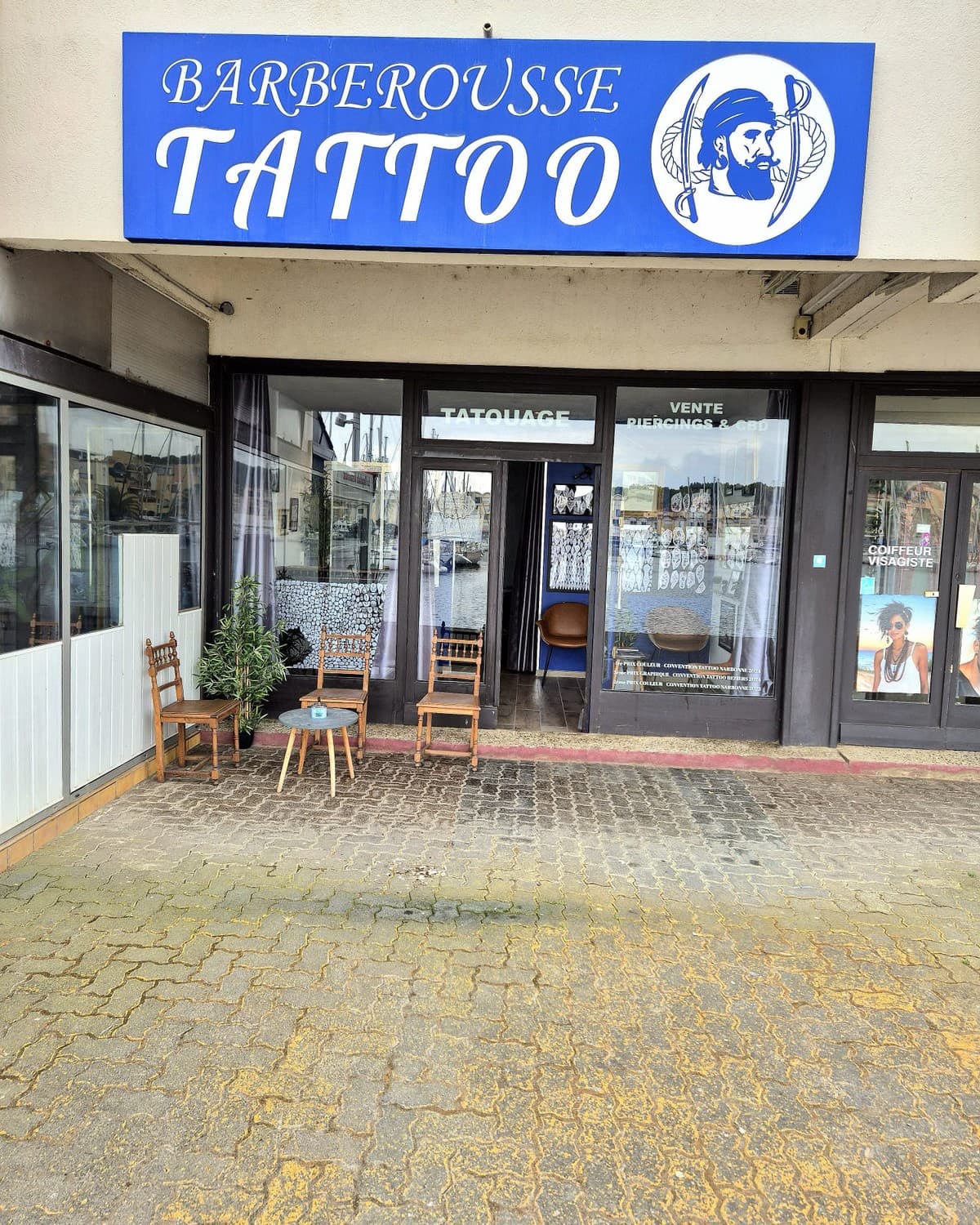 Façade du salon Barberousse Tattoo, quai du Ponant à Gruissan