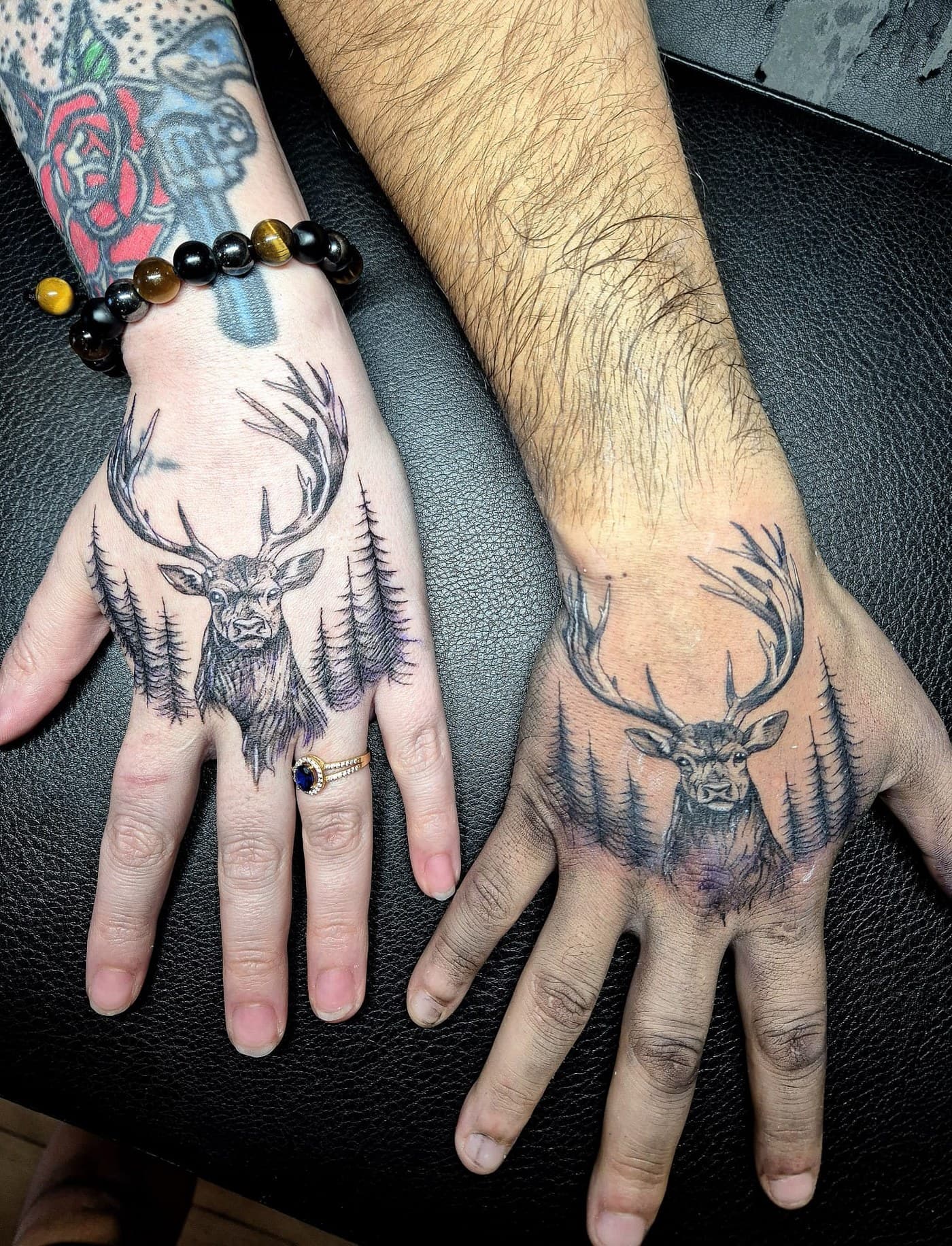 Cerfs en forêt tatoués en dotwork noir et gris sur le dos des mains