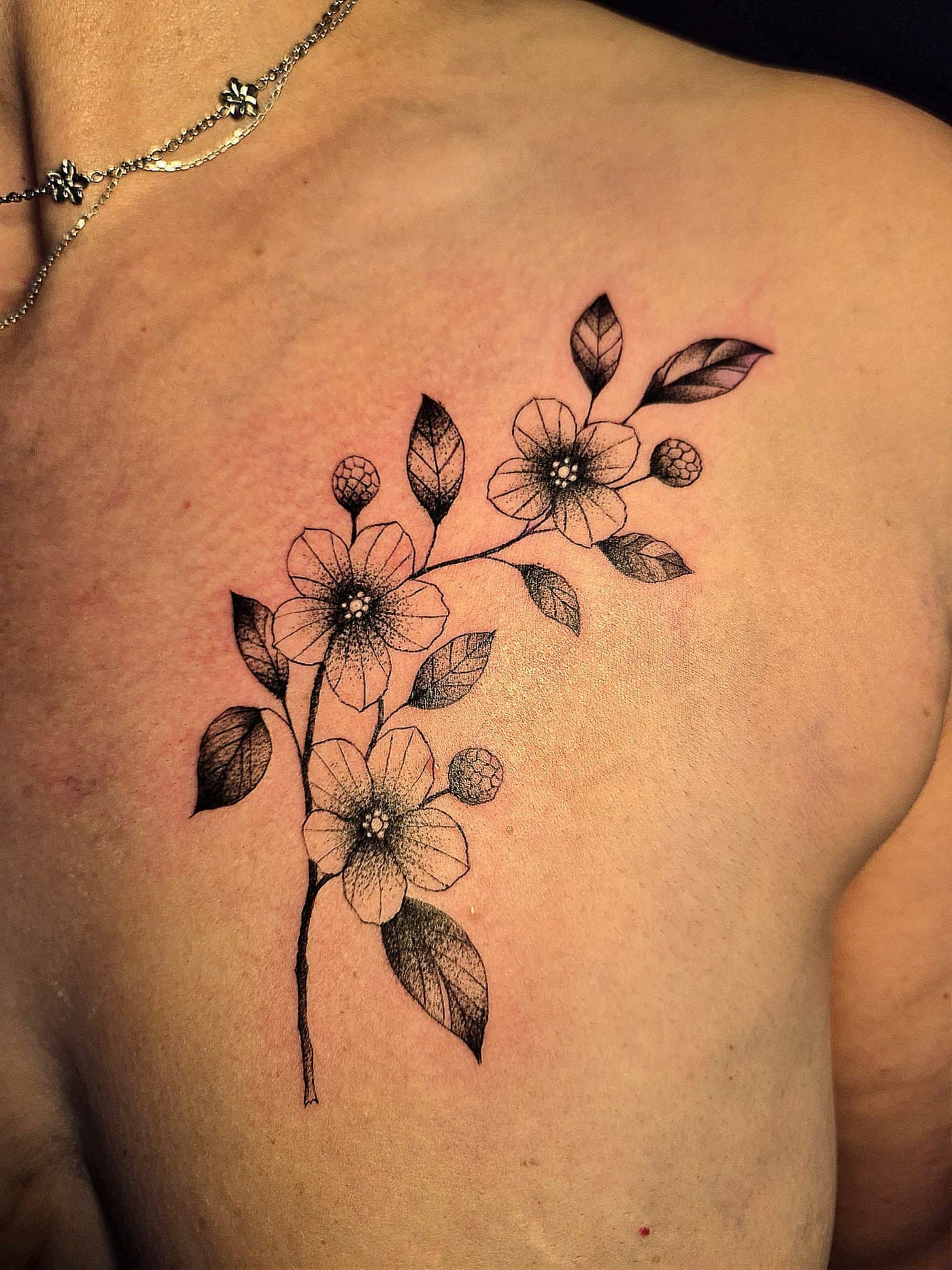 Fleurs de cerisier tatouées en ligne fine sur les côtes