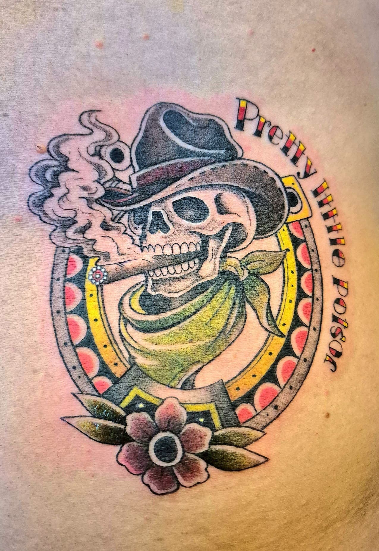 Crâne au chapeau et fer à cheval, tatouage traditionnel en couleur réalisé au salon