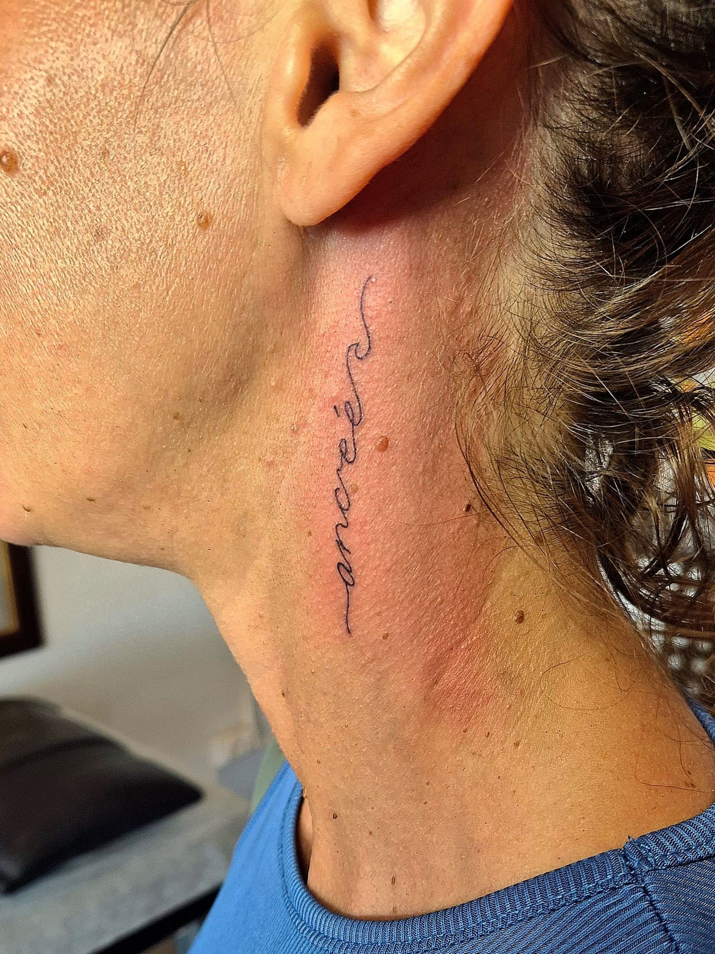 Lettering manuscrit tatoué en ligne fine dans la nuque